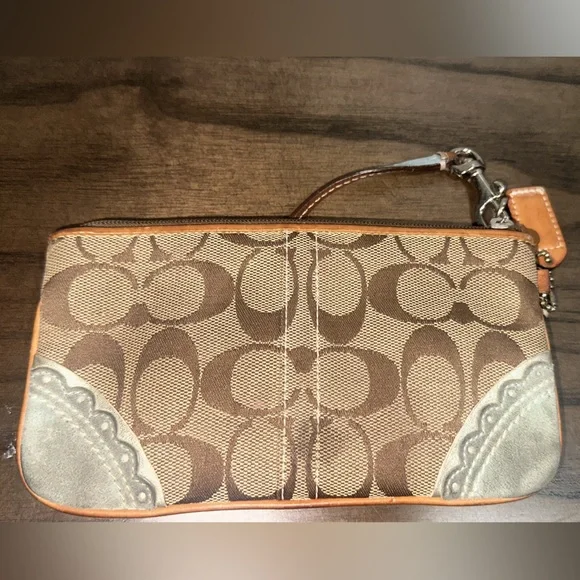 Coach Vintage Signature Fish Coral Appliqué Wristlet - Picture 3 of 5